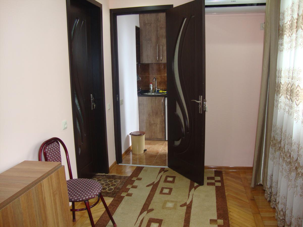 Madona'S House Appartement Batoemi Buitenkant foto